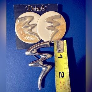 vintage brooch and post earrings gold tone with cream & tan enamel